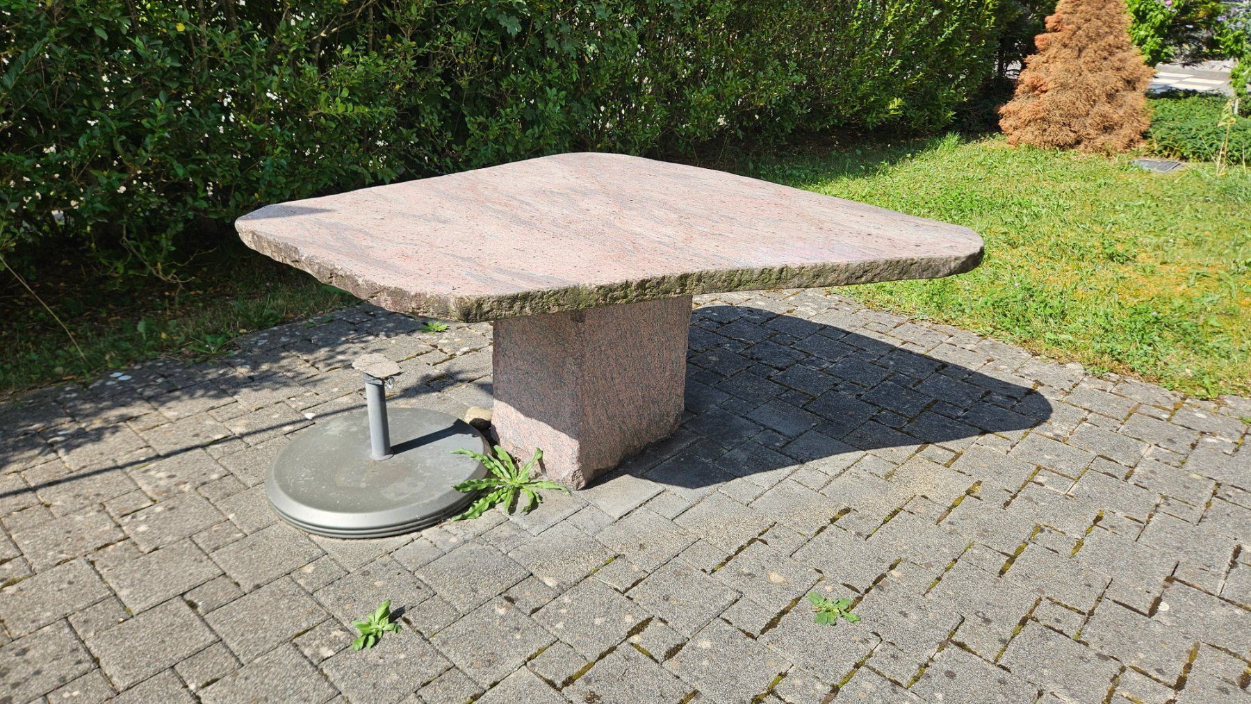 Tische: Gartentisch aus Granit – Gebraucht aus Thun von railpek
