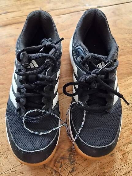 Adidas Chaussures garçon: Adidas Schuhe Gr.35 – D'occasion à Oberrieden par Raja011 1