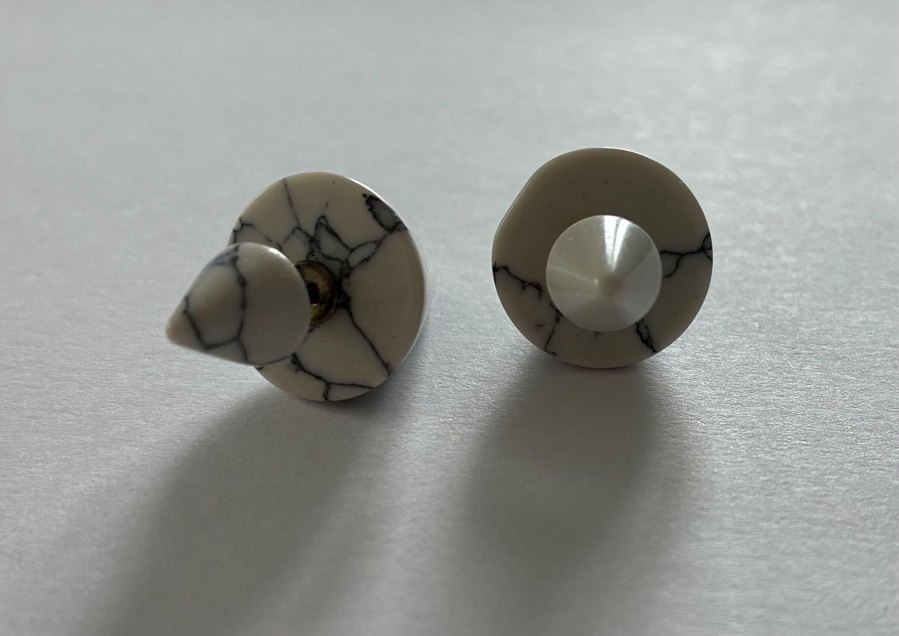 Orecchini pendenti & Orecchini a lobo: Double Stud Earrings Marble Look White Used Condition – Usato da Basel venduto da cat_sq5m 2