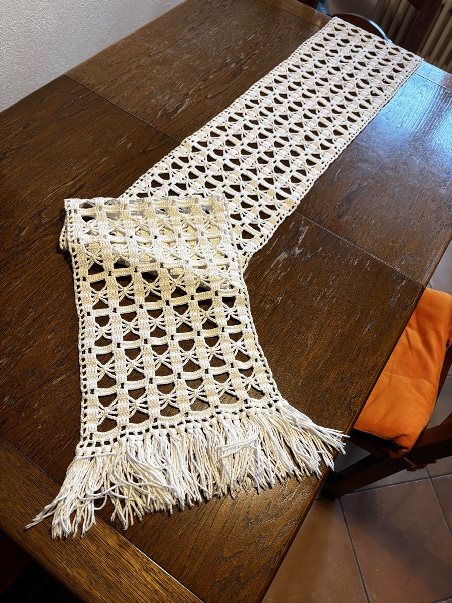 Tutte le decorazioni: Jetée de table blanche crochetée – Usato da La Russille venduto da Festler
