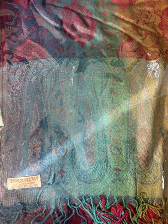 Schöner Pashmina Schal mit Muster, neu und ungetragen.