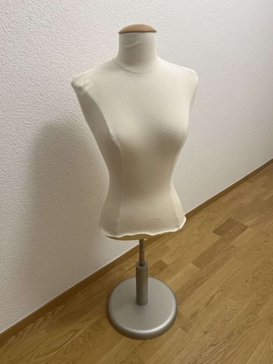 Allestimento di negozi e stand fieristici: Schneiderpuppe höhen verstellbar – Usato da Uznach venduto da Apuutze