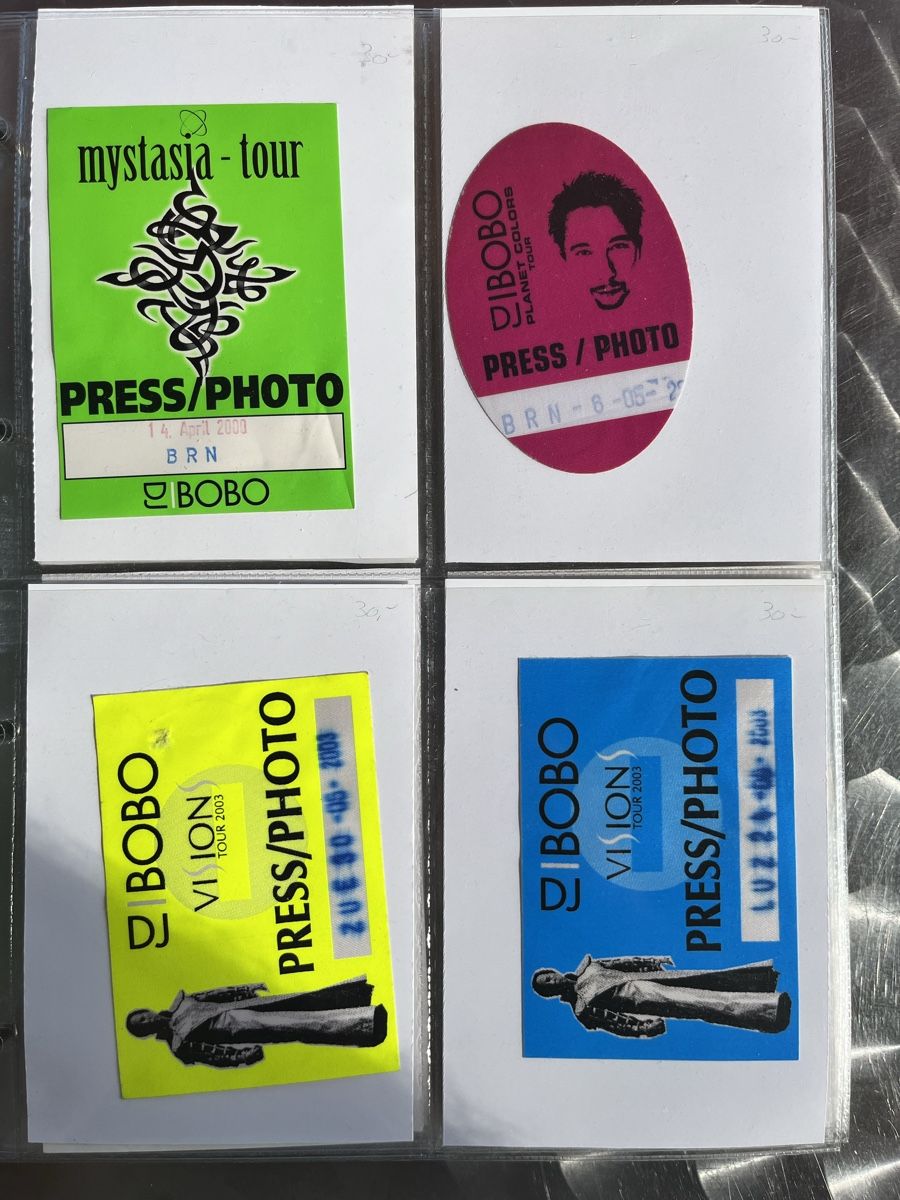 Plaketten & Abzeichen: Pass photo pour DJ BOBO, BB KING et plus – Gebraucht aus La Neuveville von MaSandri