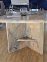 Marmortisch geometrisch, okergelb mit Farbverläufen