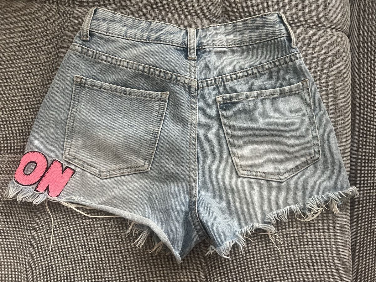 Hosen: Jeans Shorts Grösse XS mit Aufnähern – Gebraucht aus Steinhausen von san_c7kq 1