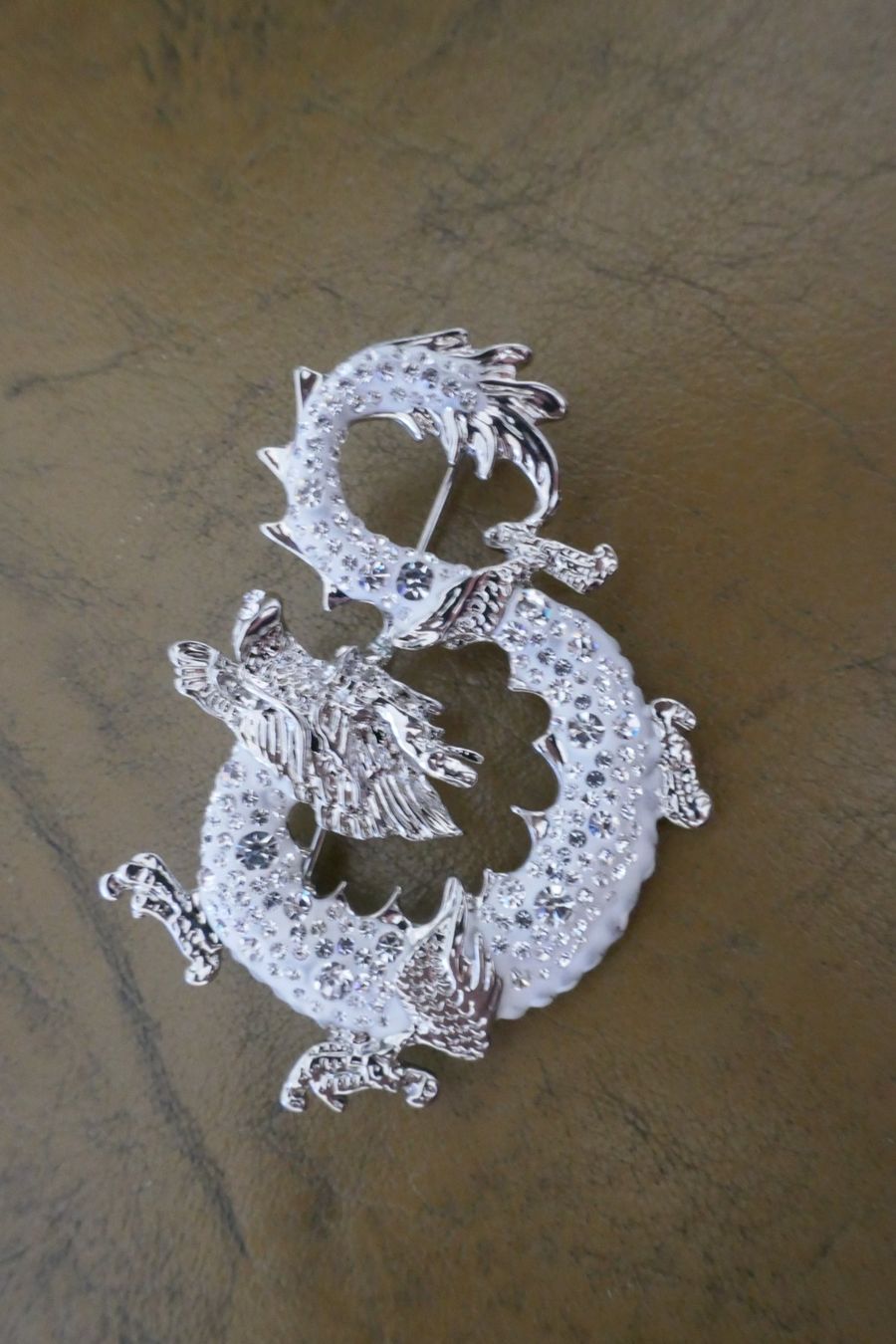 Spille & Fermagli: Brosche - Asiatischer Drachen mit Swarovski-Steinchen – Nuovo (secondo la descrizione) da Muttenz venduto da einfach-schoen