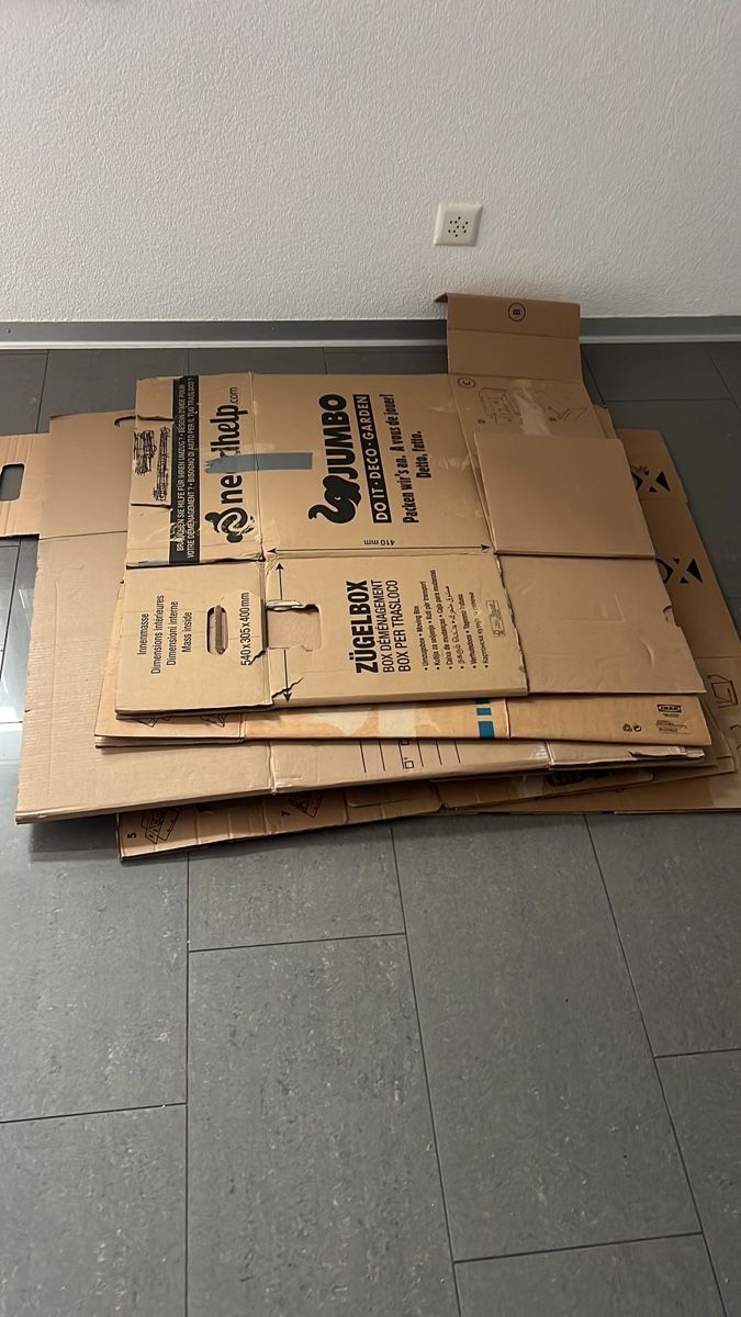 Cartons: Cartoni – D'occasion à Biberist par mau_jzt5 1