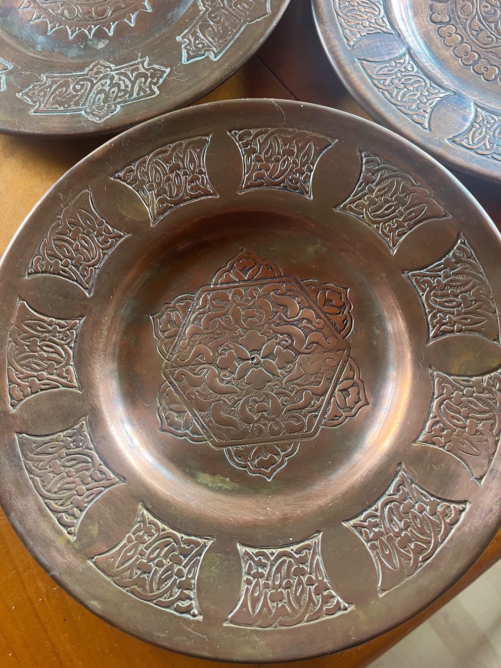 Tutte le decorazioni: Set aus 4 Metallteller orientalisches Muster – Usato da Balterswil venduto da AndreaBlume10 3
