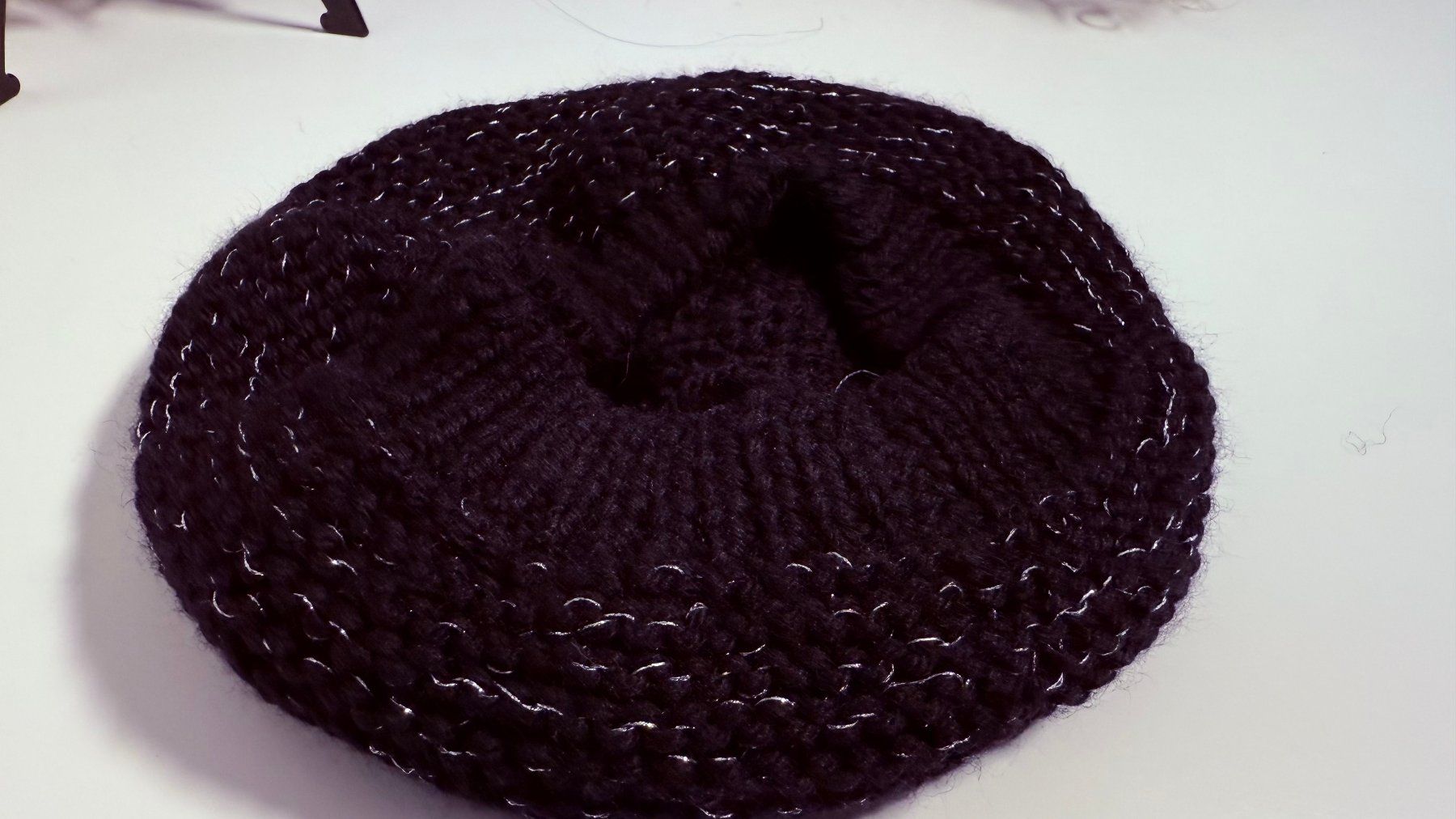 Copricapi, berretti & cappellini: Schwarze Strickmütze mit Glänzenden Details – Usato da Zürich venduto da dum_x5xn 5