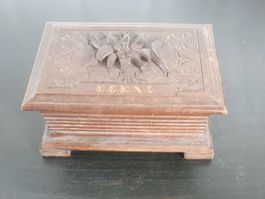 Schatulle aus Holz mit Blumenornament