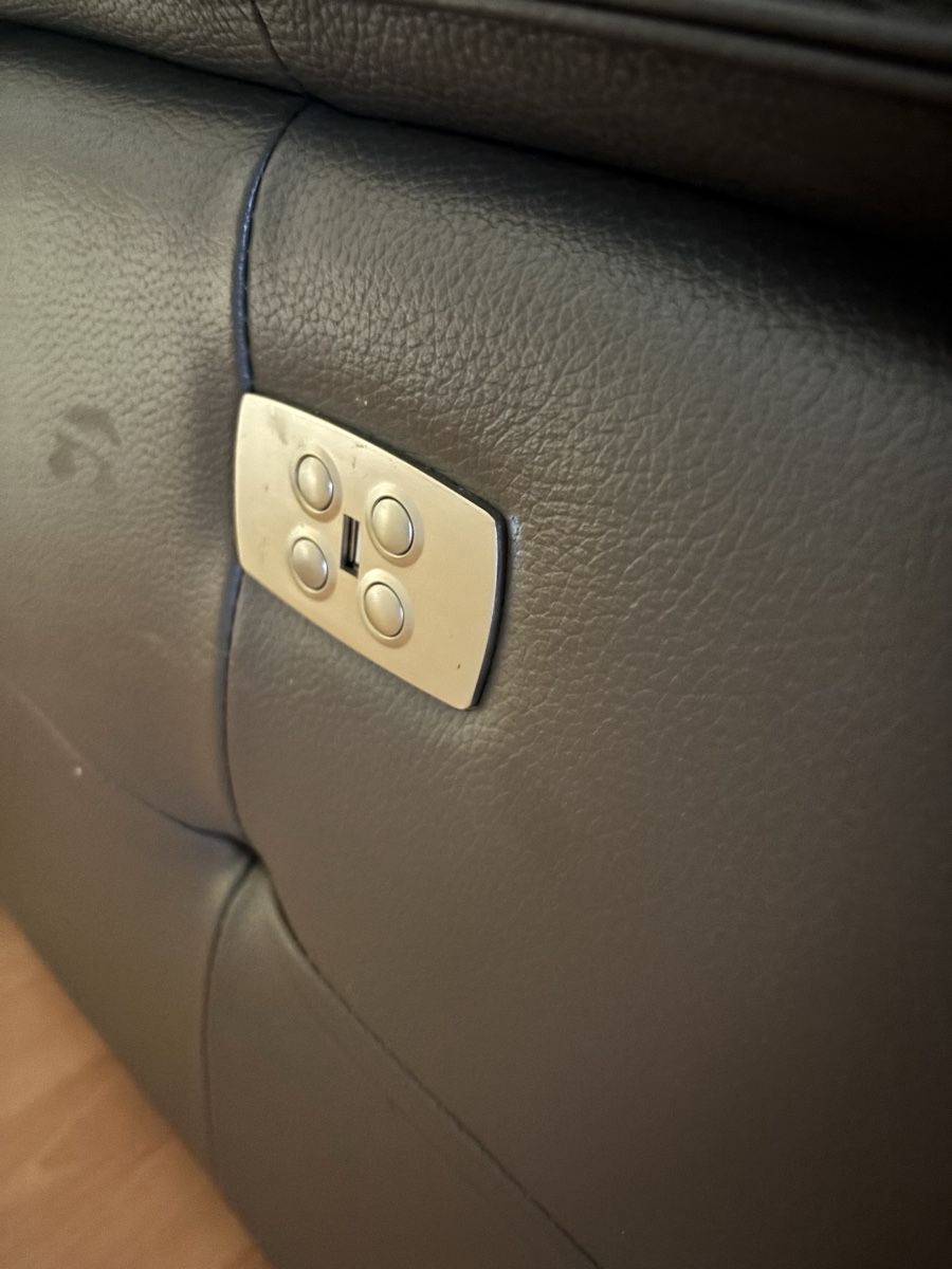Sofas: 2 echtleder sofa plus ein gratis Tisch – D'occasion à Brügg BE par Melisa_1995 2