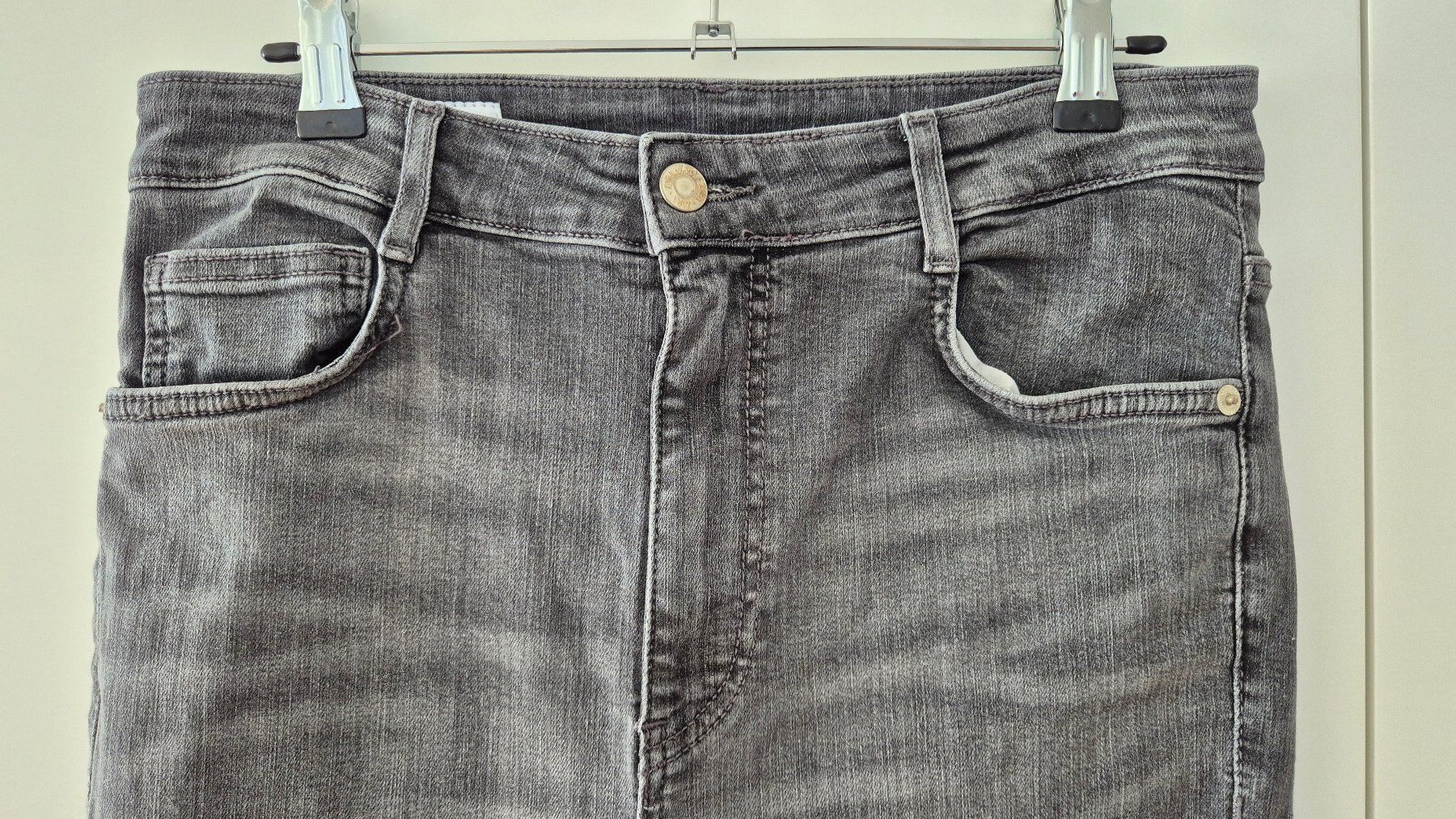 Zara Jeans: ZARA Skinny Stretch-Jeans, grau, Gr. 40 – Gebraucht aus Münchenstein von Trinity 1
