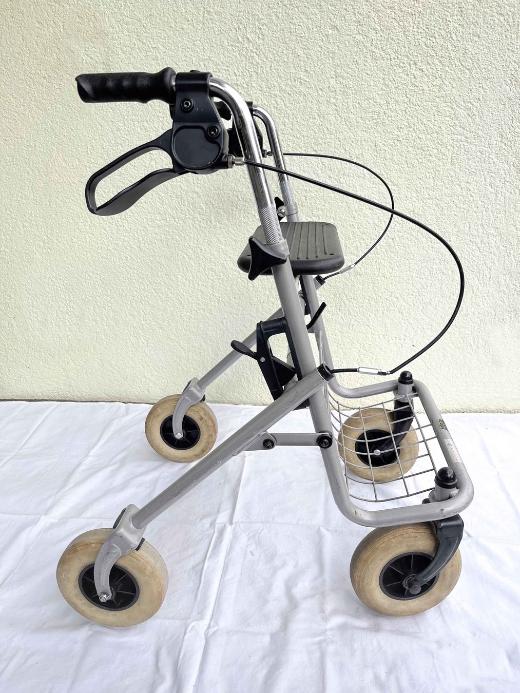 Gehhilfen: Rollator 4-Rad – Gebraucht aus Zürich von