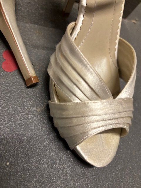 Damenschuhe: High Heel Sandaletten  - Ivory Samt Schuhe – Gebraucht aus Zürich von CoCos_Closet 2