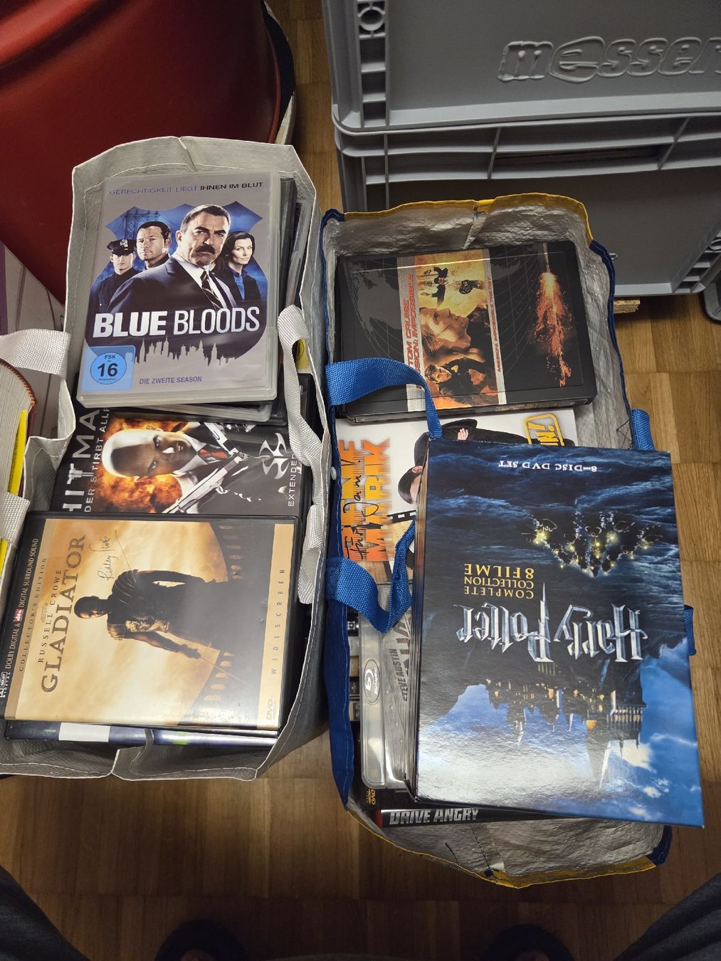 Tutti i DVDs: 2 Taschen voll DVDs  – Usato da Wetzikon ZH venduto da AmacherM