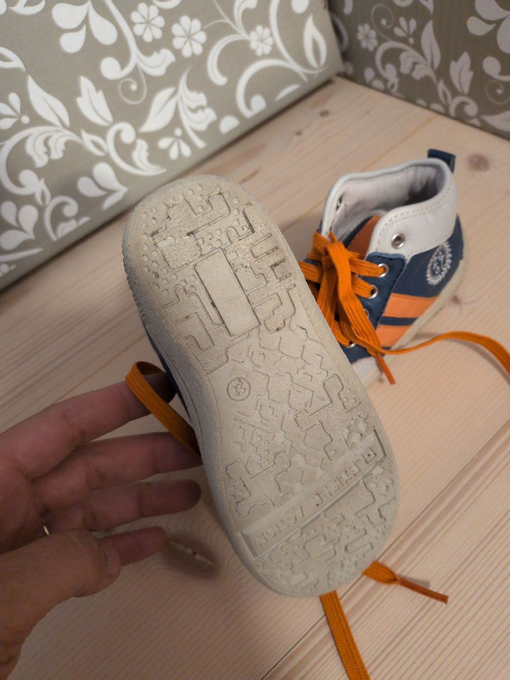 Chaussures garçon: Turnschuhe Gr. 23 – D'occasion à Oberhelfenschwil par Tattar 2