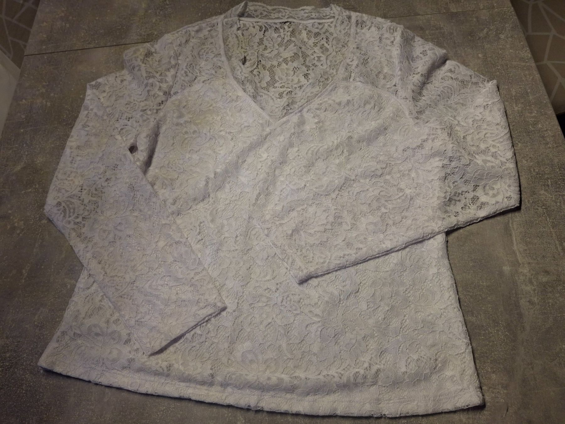 Maglioni & Felpe: Pull col en V dentelle transparence taille L marque Chicorée – Usato da Villiers venduto da san_jn5w 1