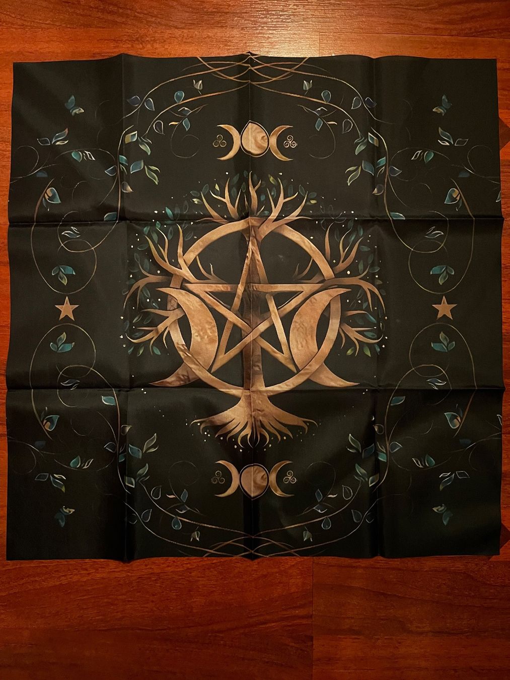 Tutte le decorazioni: Altartuch mit Pentagram und Lebensbaum – Nuovo e nell'imballaggio originale da Gams venduto da Mariawicca