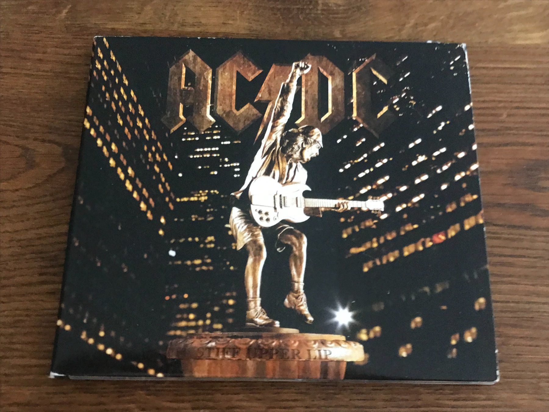 CD: AC/DC - Stiff Upper Lip - CD – Usato da Buchs AG venduto da Archie
