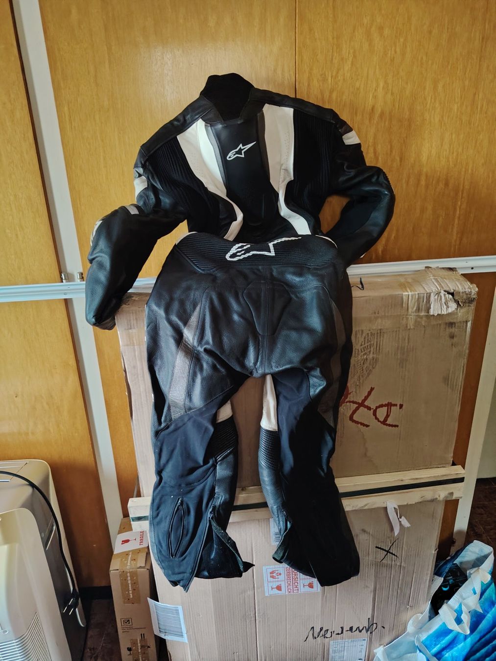 Lots de vêtements: Combinaison cuir Alpinestars – D'occasion à Neuchâtel par Mitchi28 2