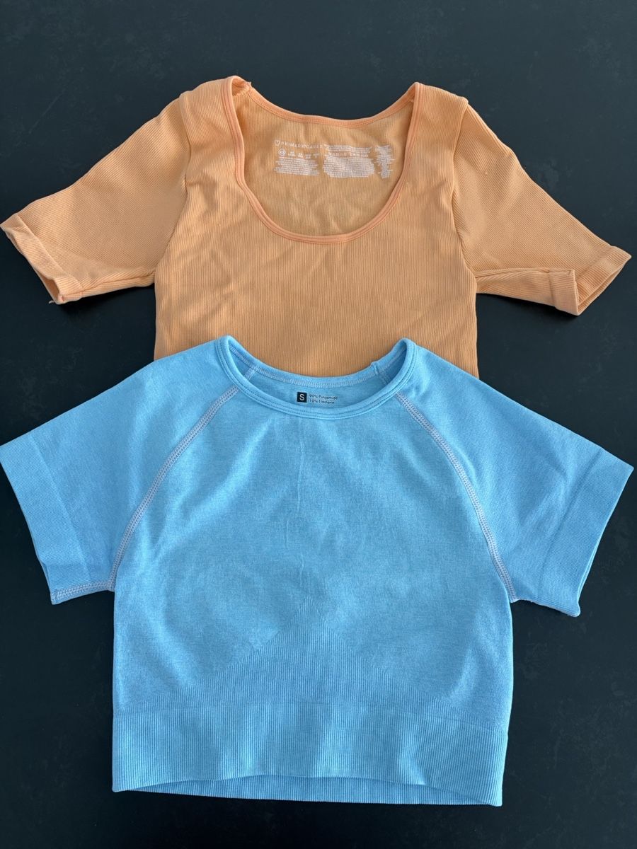 Lots de vêtements: Sporttops Primark, hellblau und orange – D'occasion à Möhlin par milenast23