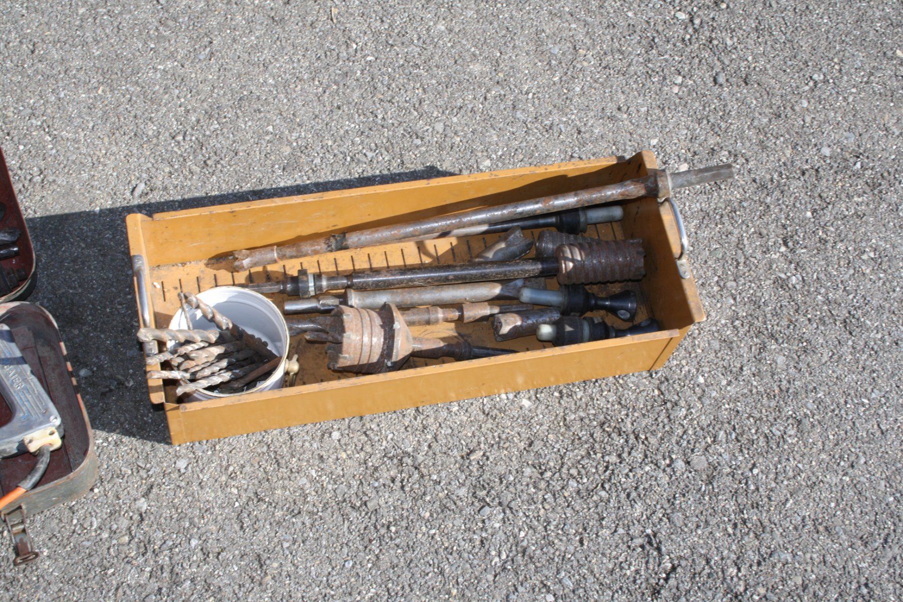 Bohrmaschinen: BOHRMASCHINE ALT SCHWER MIT BOX UND DIV. BOHRER – Gebraucht aus Wauwil von Pneuedy 4
