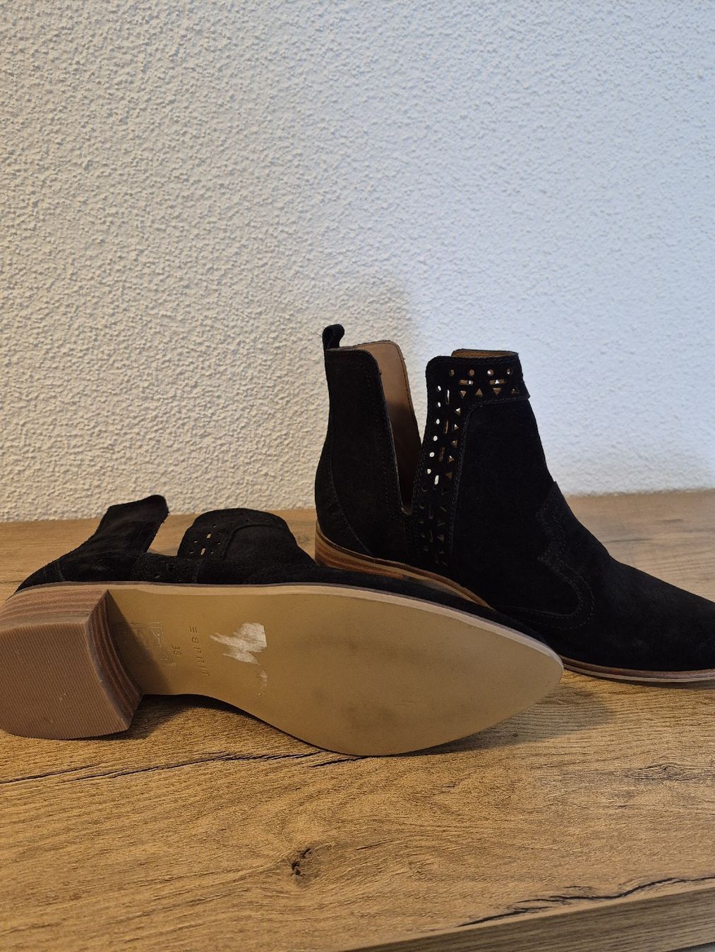 Scarpe da donna: Schwarze Wildleder Stiefeletten Gr. 38 - – Nuovo (secondo la descrizione) da Wädenswil venduto da Orso31 4