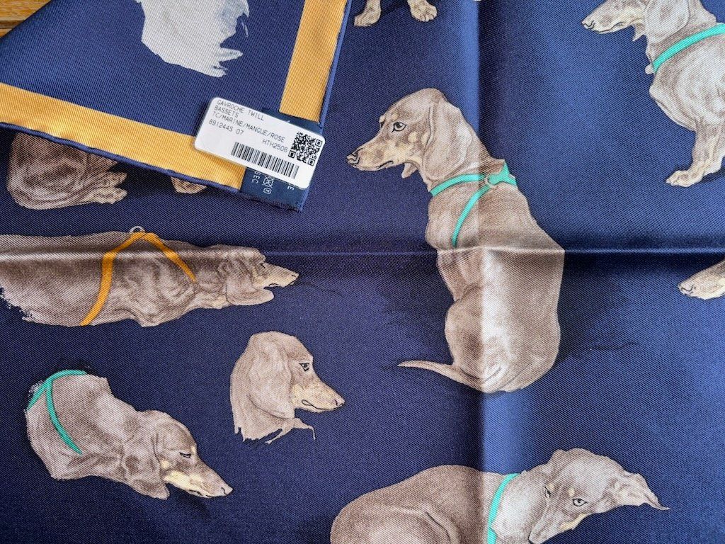 Hermès Foulards, Tücher & Schals: HERMES Gavroche Pochette "LES BASSETS", 2025 – Neu und originalverpackt aus Zürich von Libraco 5