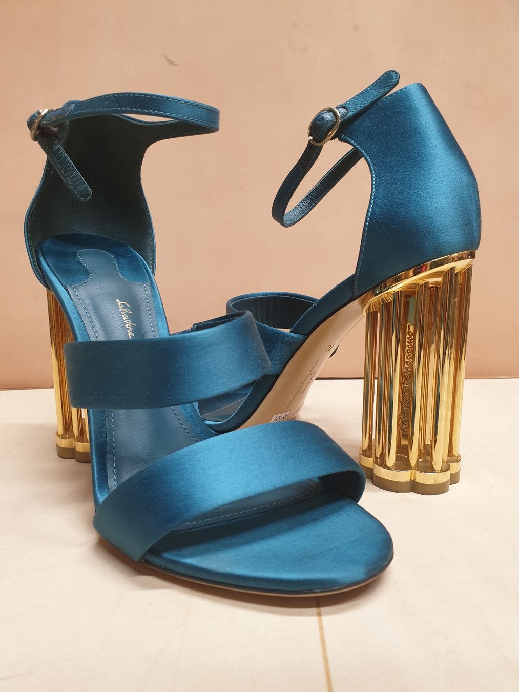Salvatore Ferragamo Scarpe da donna: Talon cage Salvatore Ferragamo 37,5 – Nuovo (secondo la descrizione) da Lausanne venduto da lae_c5zc