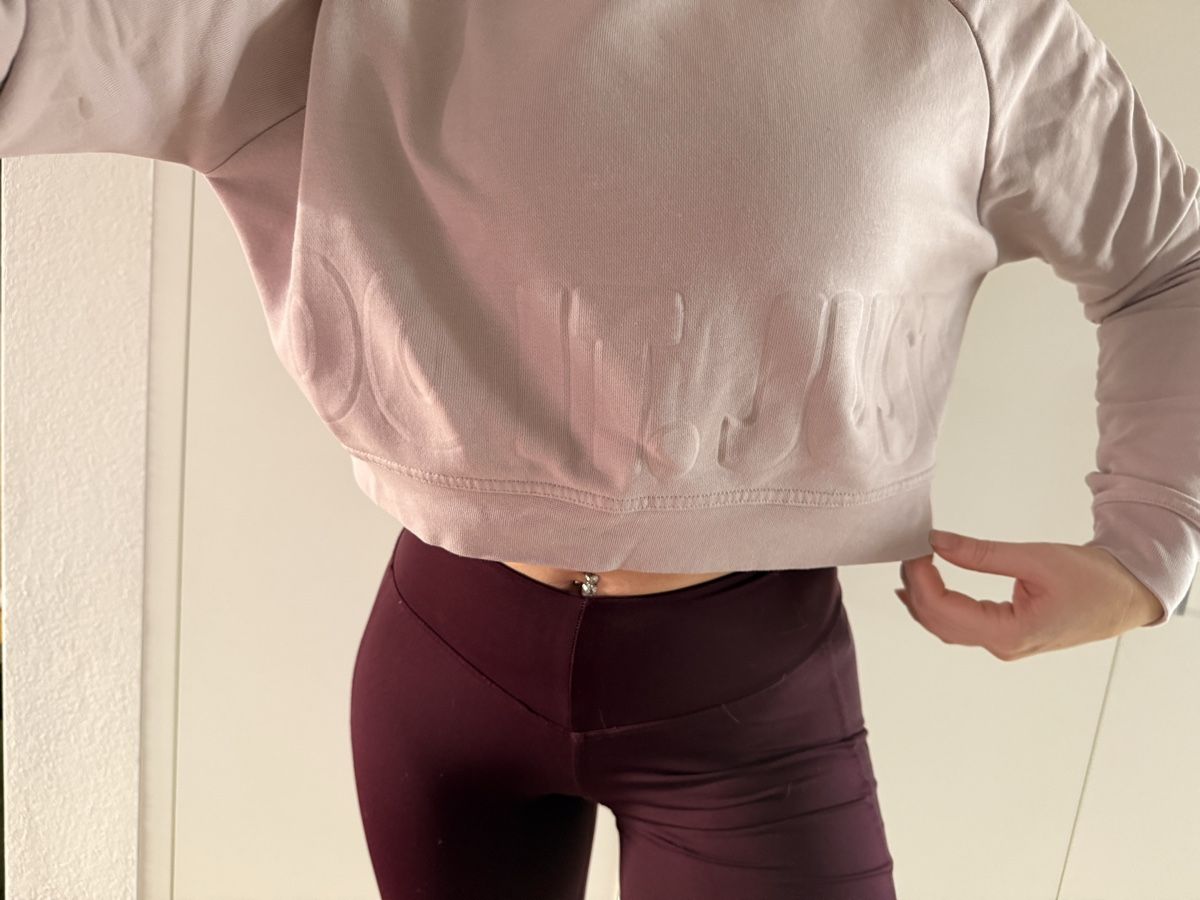 Nike Pullover & Sweatshirts: Nike Dri-FIT Damen Sport Crop-Sweatshirt XS Pulli Pullover  – Gebraucht aus Staad SG von Chirrari 1