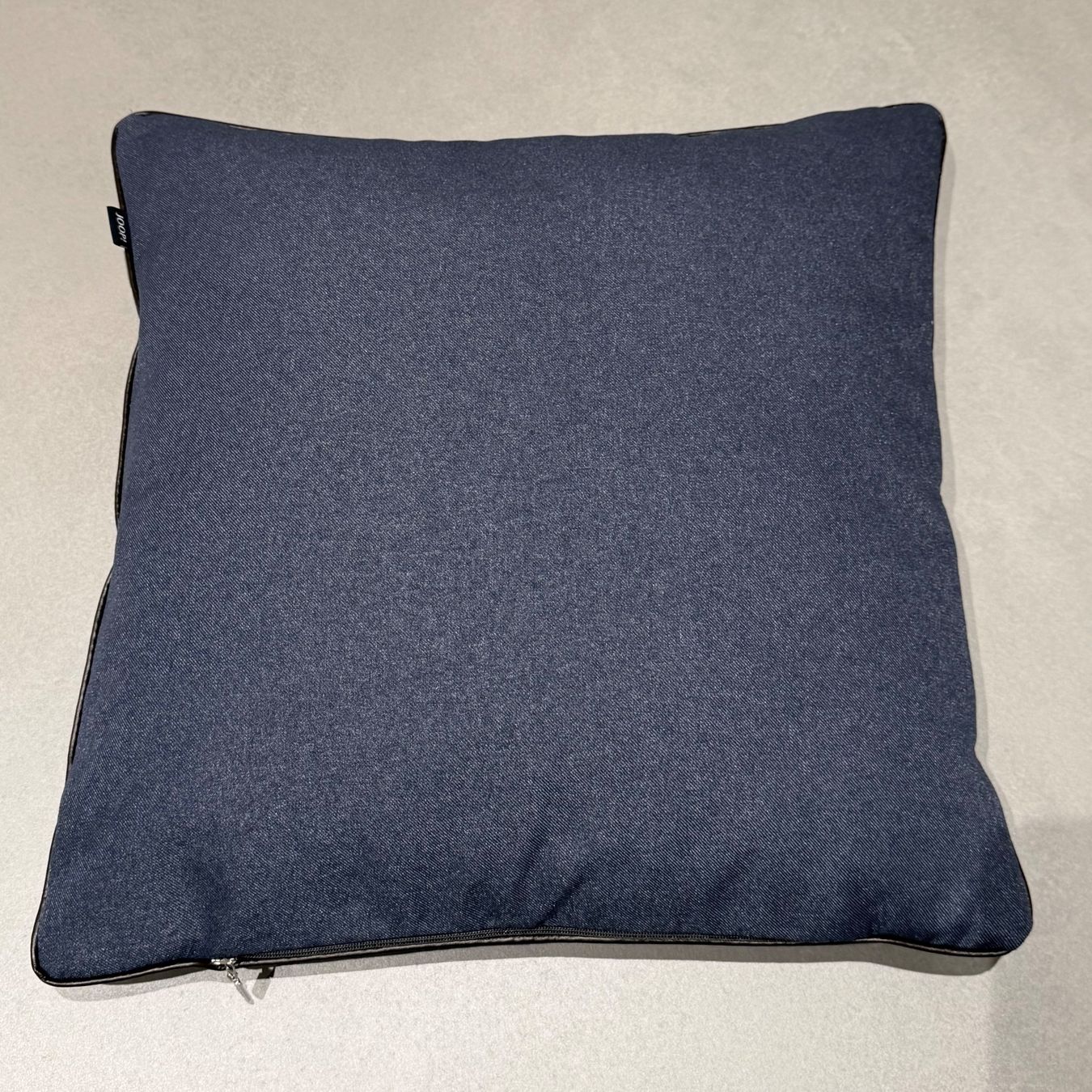 Joop Cuscini: Cuscino Joop! blu scuro – Usato da Andermatt venduto da DCC_70 2