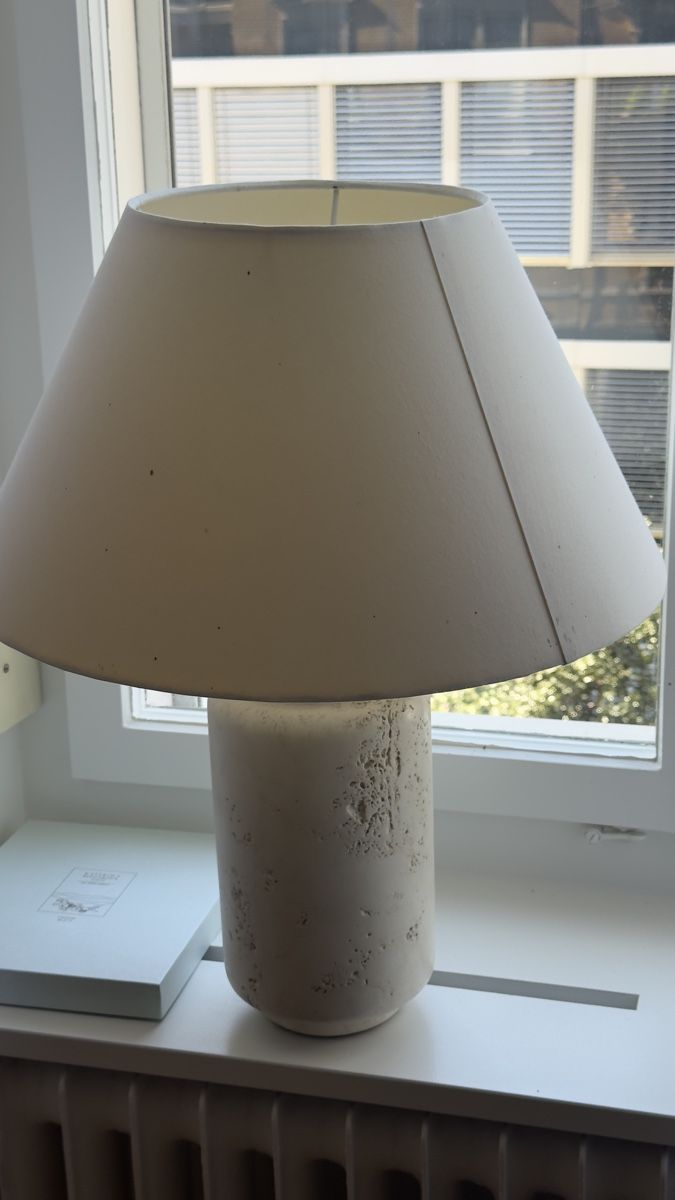 Lampade: Travertine Table Lamp – Usato da Zürich venduto da TechGamng 2