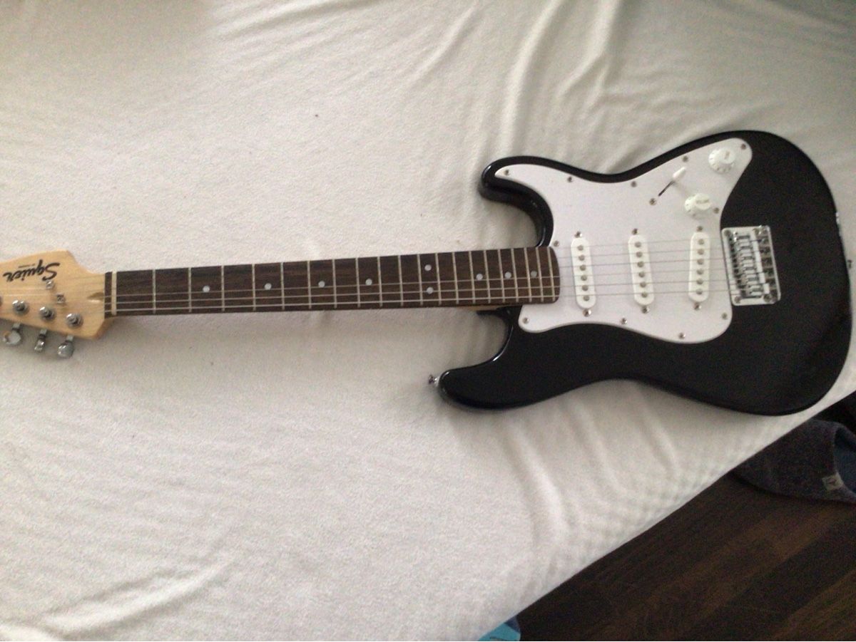 Squier Strumenti musicali: E-Gitarre und verstarker – Nuovo (secondo la descrizione) da Brugg AG venduto da Padmini 2