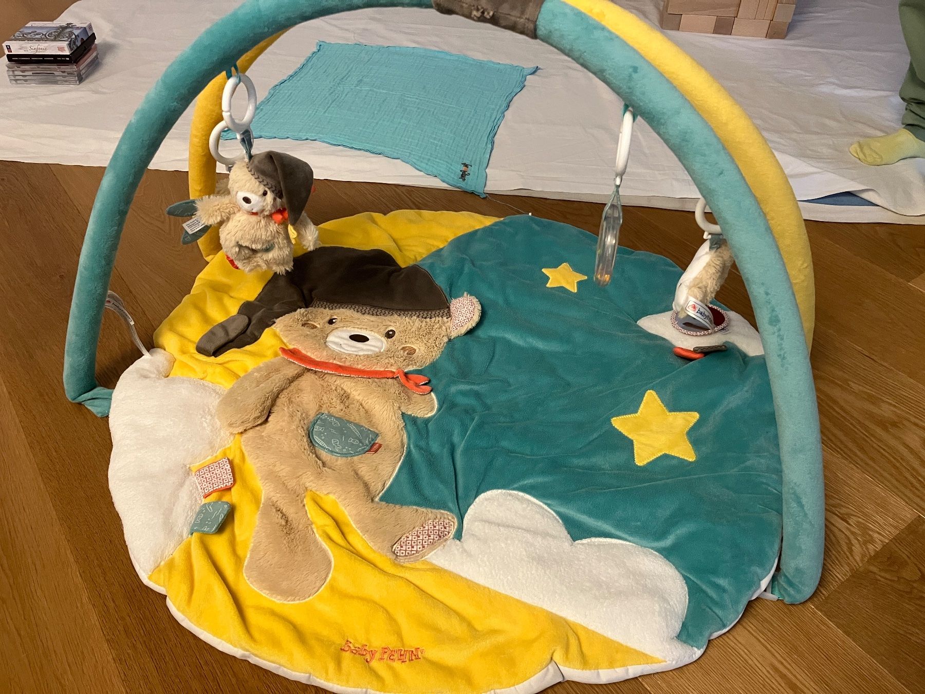 Spielmatte: Baby Fehn Halbrundbogen mit Bär,  3-D-Activity-Decke – Gebraucht aus Sirnach von ac__kxd5