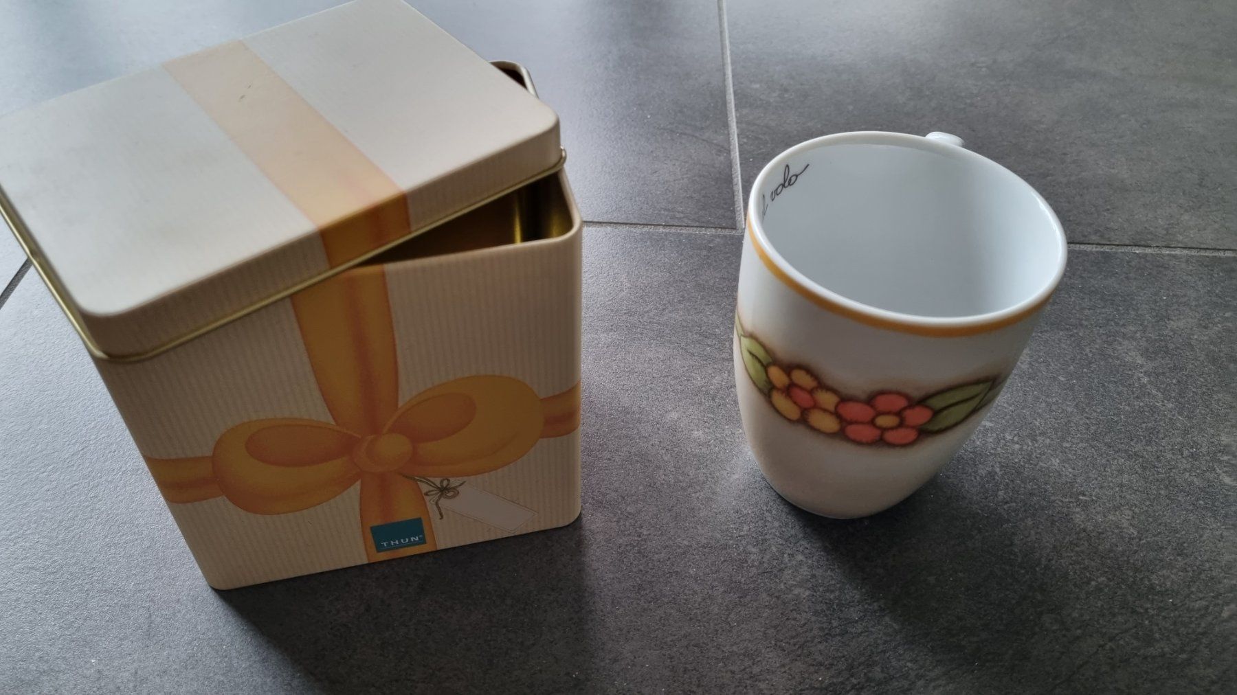 Tazze: Tasse mit Blechdose von THUN – Nuovo e nell'imballaggio originale da Cugnasco venduto da FuoriTutto