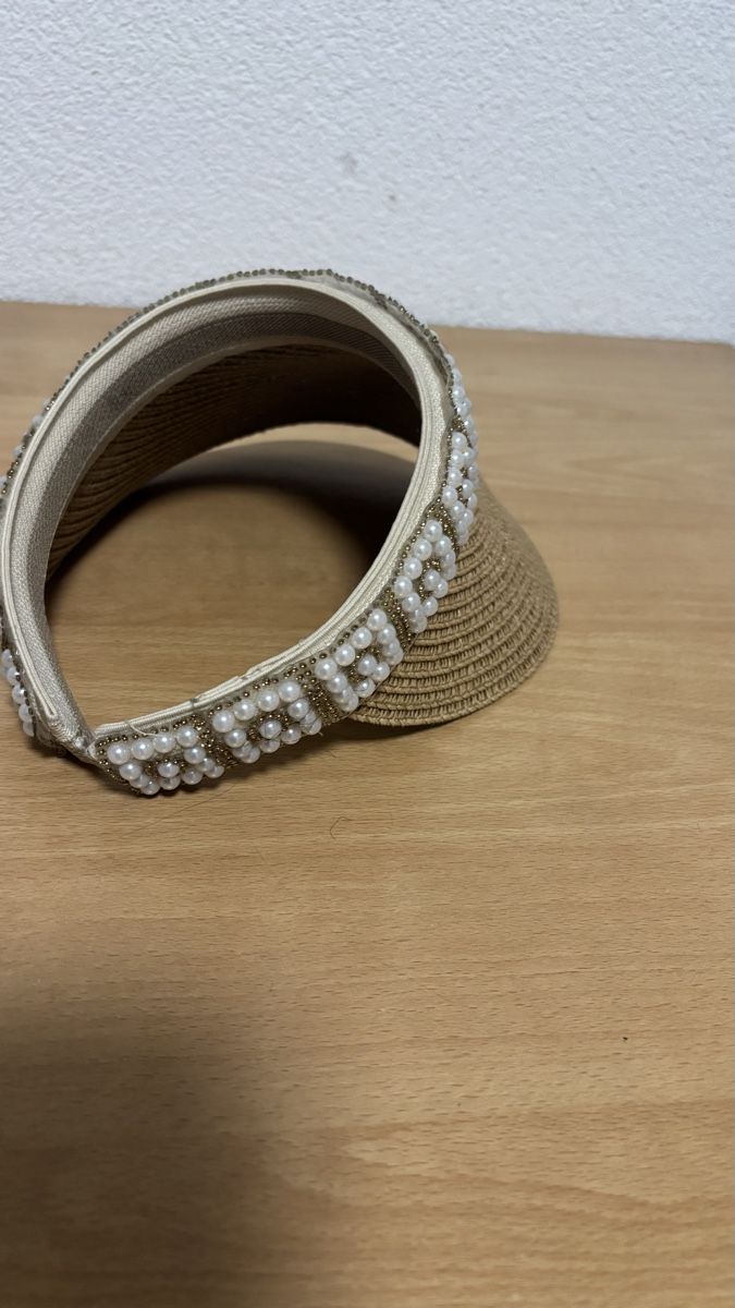 Copricapi, berretti & cappellini: Visor hat straw beige pearl embellishment adjustable band – Usato da Stallikon venduto da Toluu 3