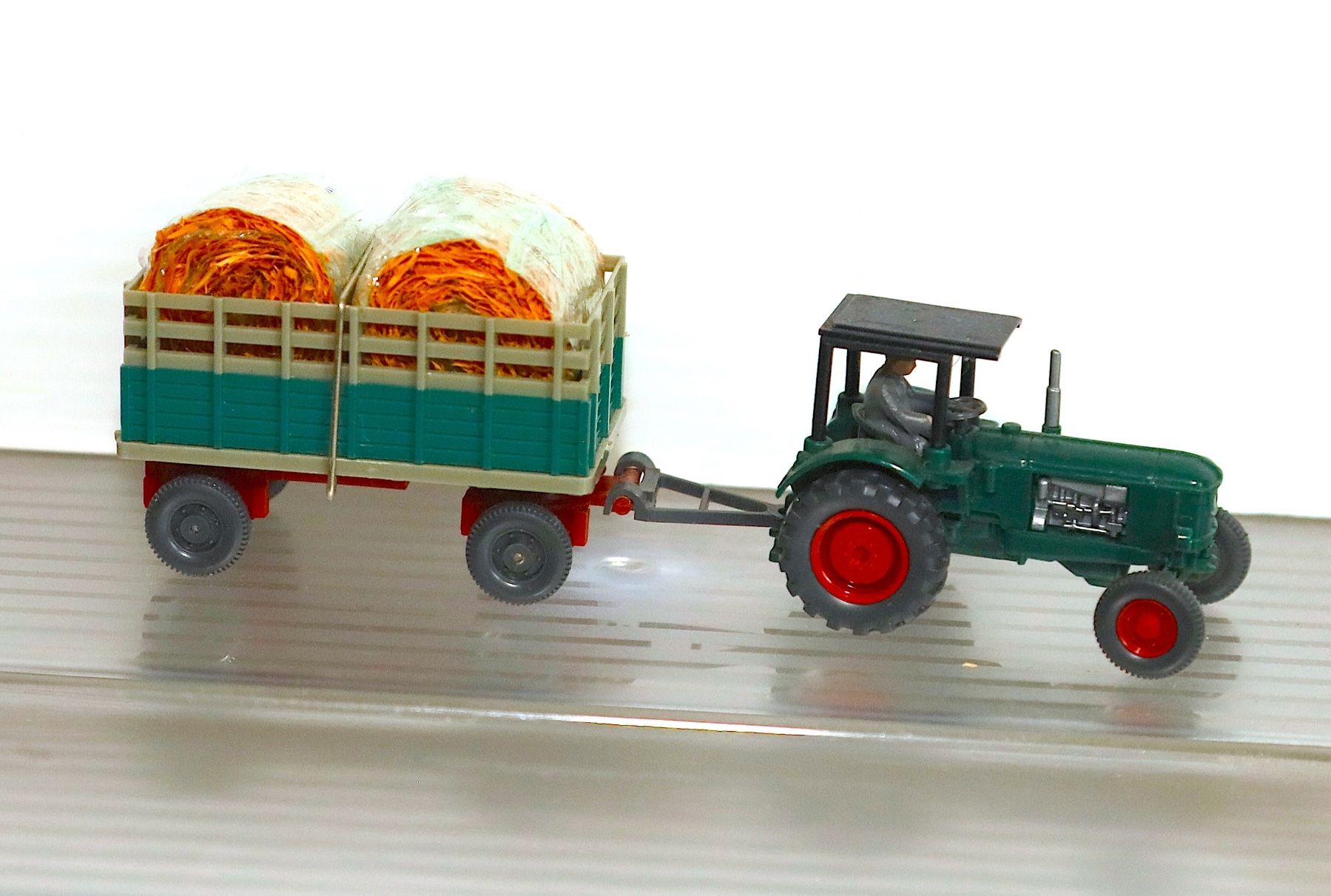 Mercedes-Benz Modellini d'auto: HERBA TRAKTOR MIT BELADENEN ANHÄNGER 1:87 – Usato da Ipsach venduto da Merlux