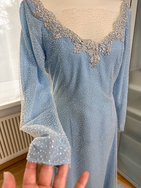 Kostüme: Elegantes hellblaues Kleid mit Schleppe – Gebraucht aus Zumikon von luthien1805 3