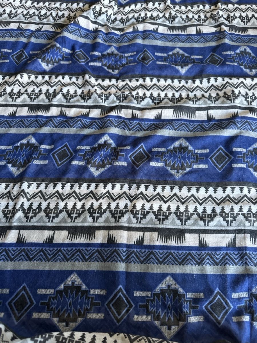 Foulard & Sciarpe: Schwarzer blau-weiss gemusterter Schlauchschal – Usato da Hombrechtikon venduto da SyrenaPears
