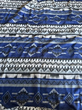 Schwarzer blau-weiss gemusterter Schlauchschal