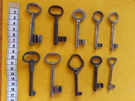 Lot de 10 diverses anciennes clefs