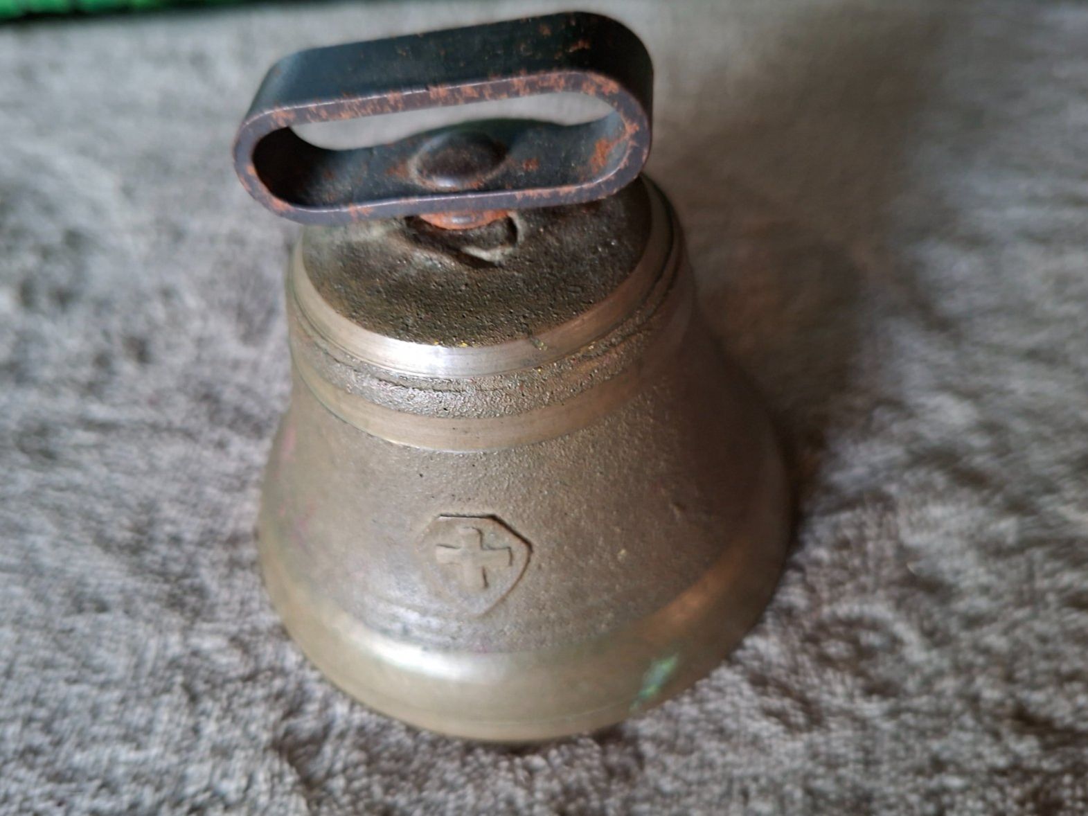 Campanacci mucche: Schweizer Glocke mit Schweizer Kreuz aus  massivemMessing – Usato da Otelfingen venduto da silver-moon