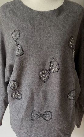 Pullover grau mit Perlen Stickerei