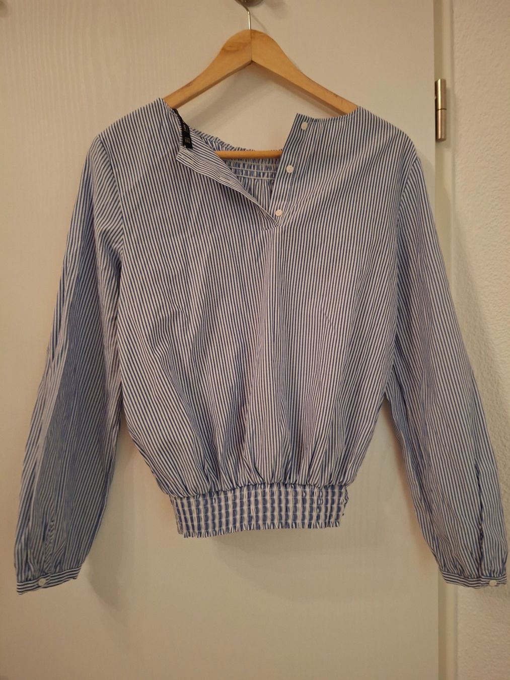 Zara Chemisiers: Bluse ZARA BASIC gestreift Grösse S guter Zustand – D'occasion à Niederweningen par gra_7npt 1