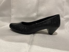 Schwarze Pumps mit kleinem Absatz Grösse 38 getragen