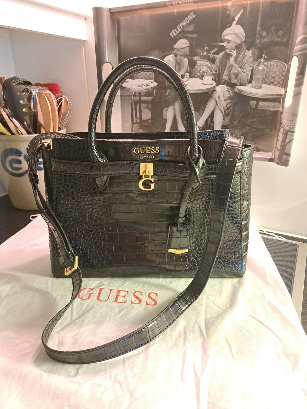 Sacs femmes: guess handtasche schwarz – D'occasion à Sisseln AG par schenk-figuren
