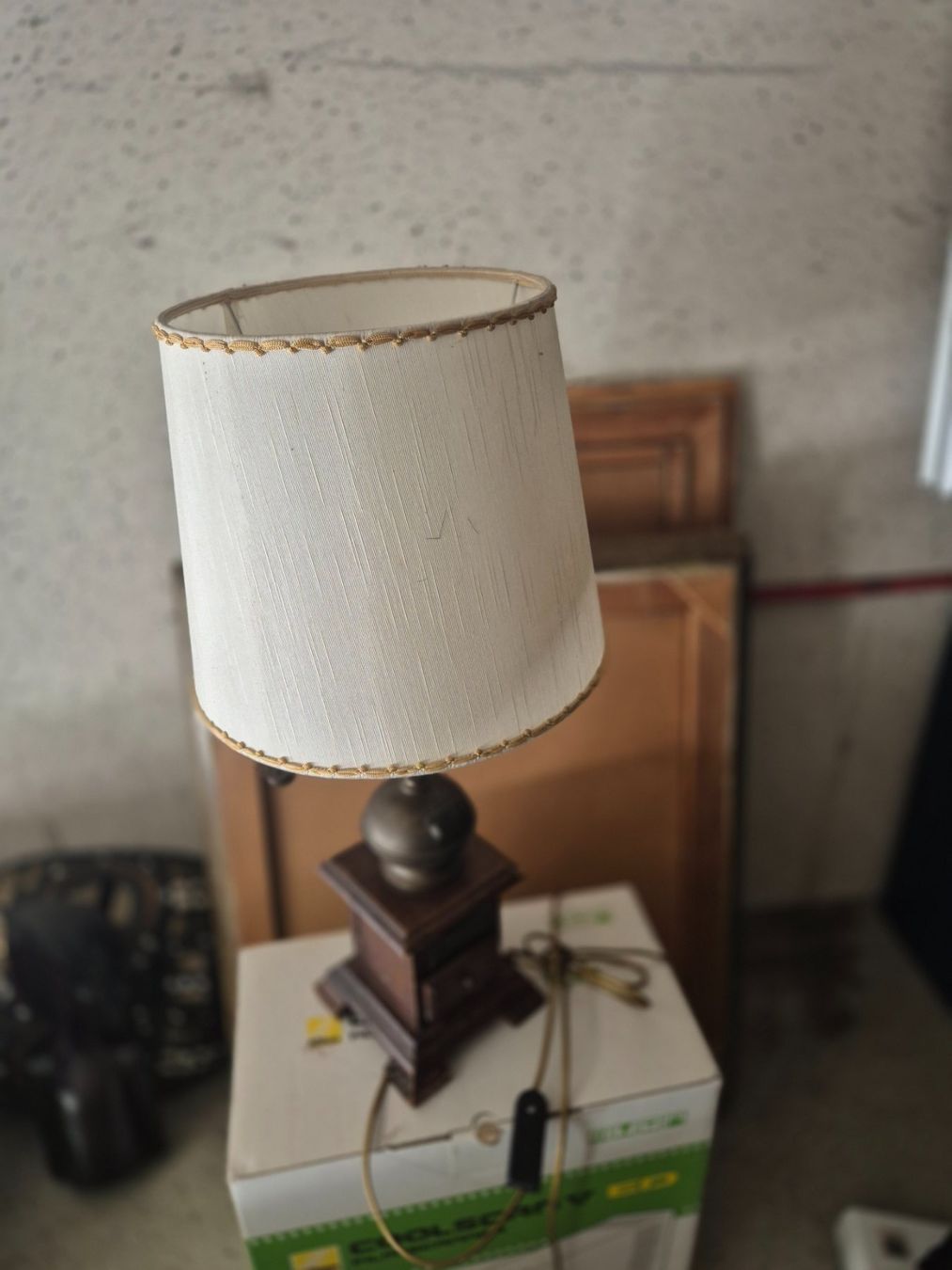 Paralumi: Lampe sur pied - Moulin à café – Usato da Essertes venduto da onezoneplay 4