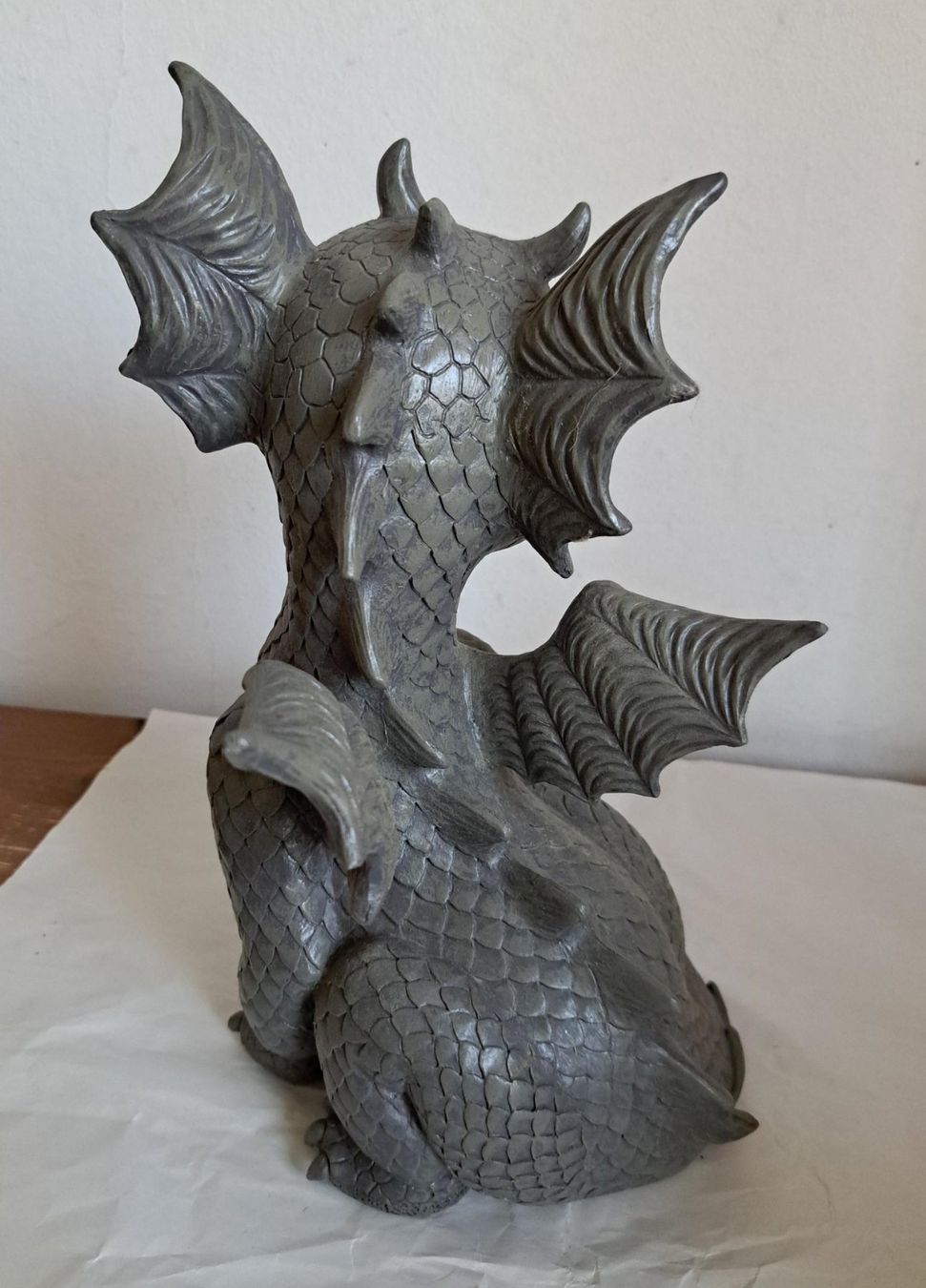 Statuette: Gartenfigur Drache sitzend aus Polyresin – Usato da Basel venduto da Patiscat 3
