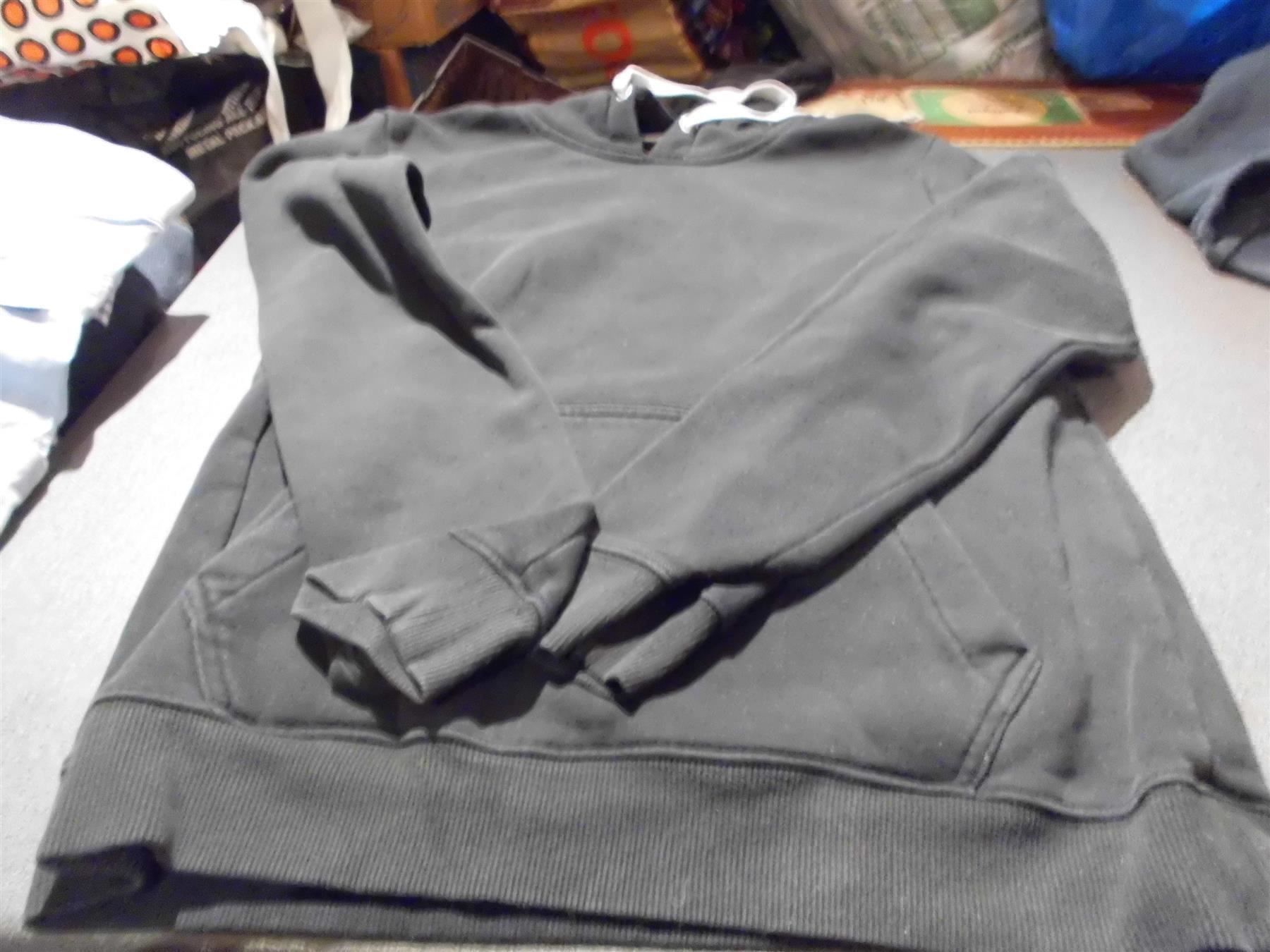 Pullover & Sweatshirts: Kapuzenpullover Grösse S, Your Turn, schwarz – Gebraucht aus Zürich von abraxas1291