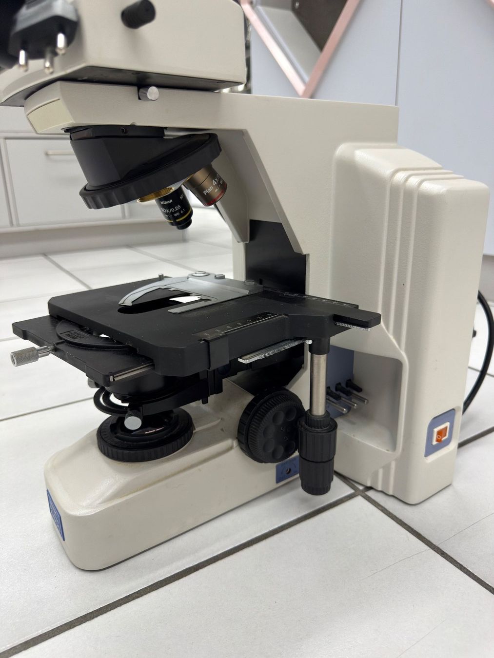 Nikon Mikroskopie: Microscopio Nikon Eclipse E600 con oculari e obiettivi – Gebraucht aus Muralto von FotoGarbani
